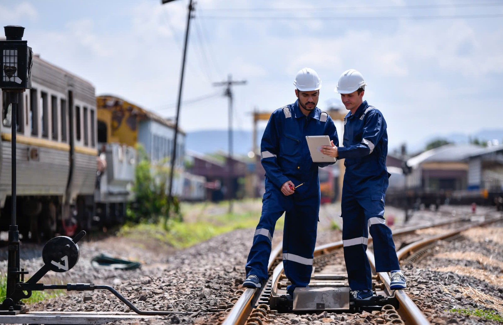 Kỹ sư Kỹ thuật xây dựng công trình giao thông (Chuyên sâu Đường sắt/Đường sắt tốc độ cao/Cầu đường bộ)